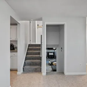 Stylish Haven 11 Minutes From The Airport Holiday home Richmond